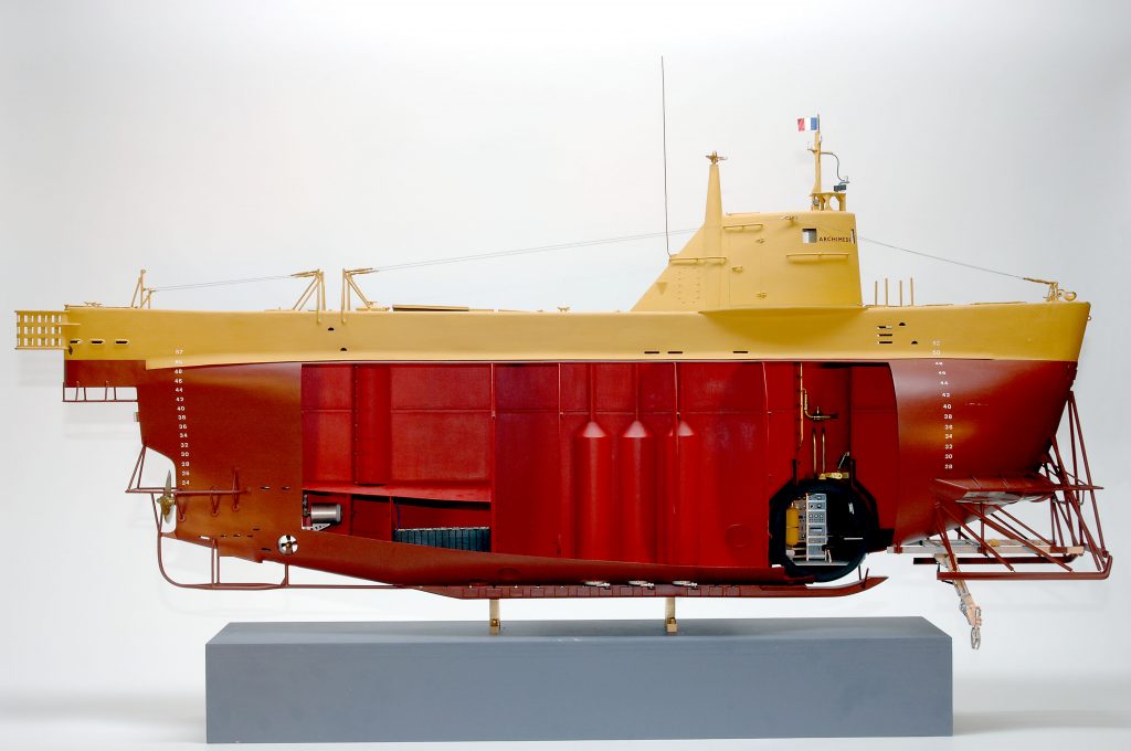 Bathyscaphe De Jacques-Yves Cousteau Para a Pesquisa Oceanográfico Perto Do  Museu Oceanográfico, Mônaco Foto de Stock Editorial - Imagem de museu,  monaco: 128694493